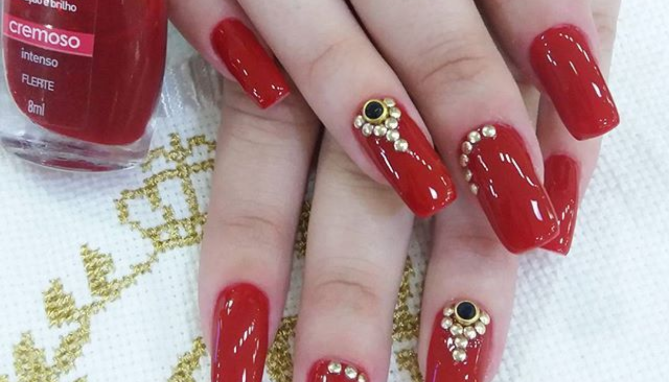 unhas decoradas vermelhas com pedras e glitter