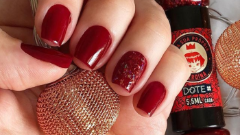 Unhas vermelhas com glitter dourado: 5 ideias deslumbrantes